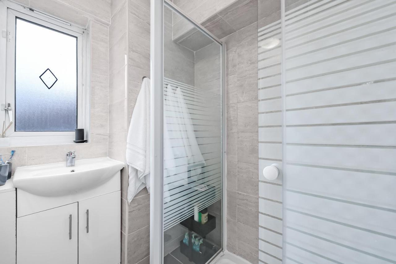 לונדון Stylish Excel 3 Bedroom Flat מראה חיצוני תמונה